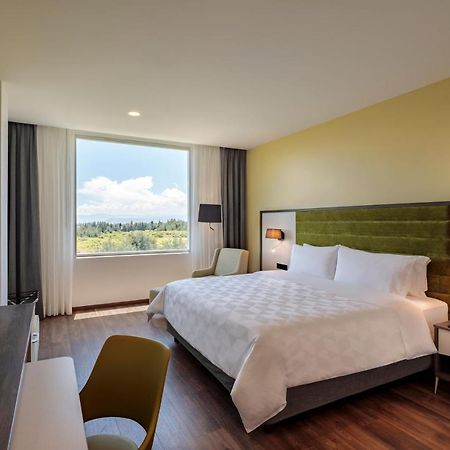 Holiday Inn - Quito Airport By Ihg Tababela Exterior foto A room at the Hilton Garden Inn in San Jose, Costa Rica