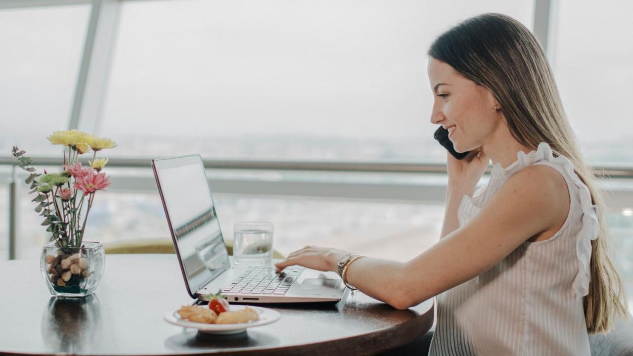Holiday Inn - Quito Airport By Ihg Tababela Exterior foto A woman working from home