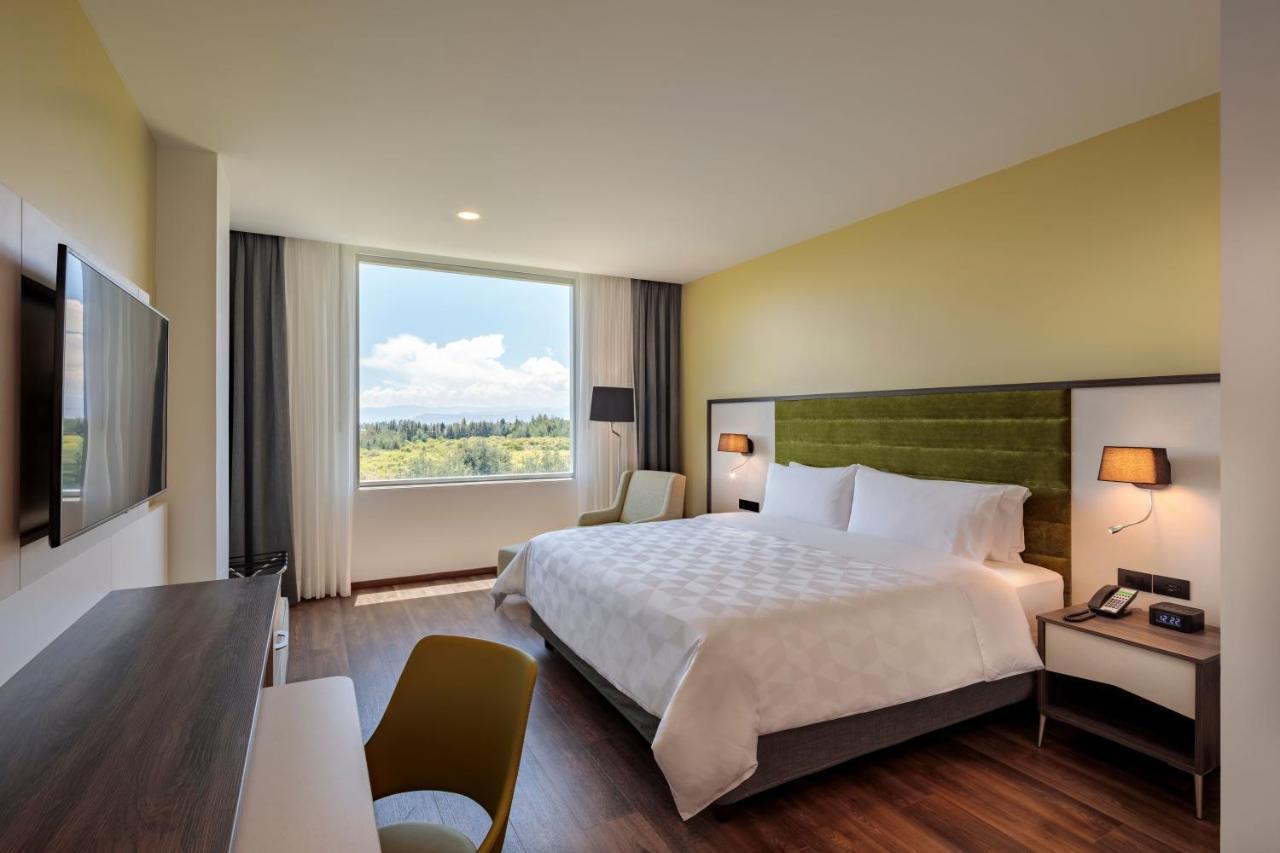 Holiday Inn - Quito Airport By Ihg Tababela Exterior foto A room at the Hilton Garden Inn in San Jose, Costa Rica