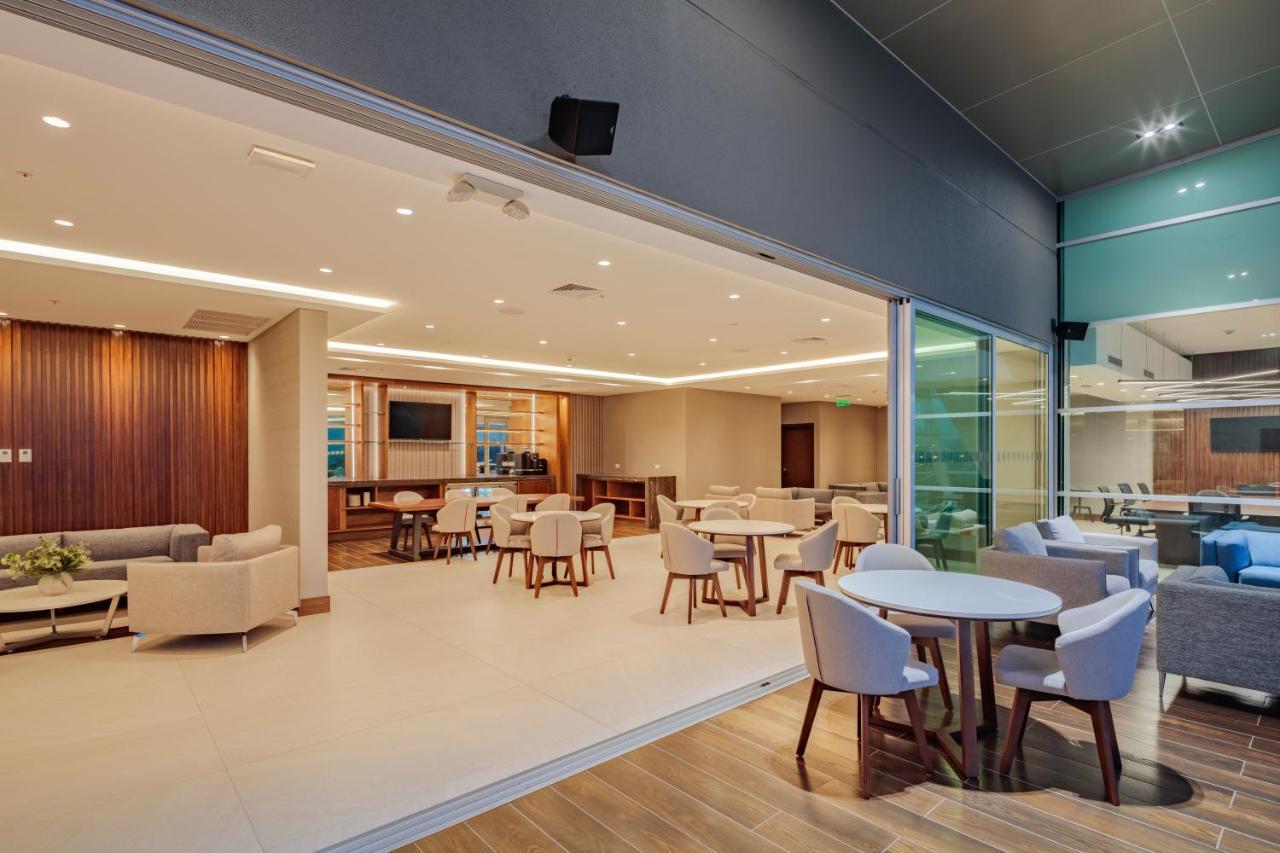 Holiday Inn - Quito Airport By Ihg Tababela Exterior foto The lounge at the airport.