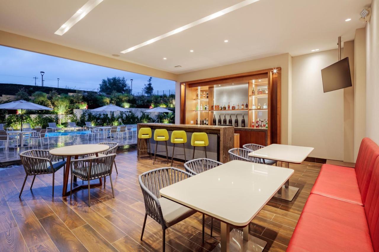 Holiday Inn - Quito Airport By Ihg Tababela Exterior foto The pool bar at the hotel
