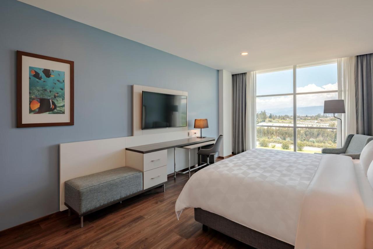 Holiday Inn - Quito Airport By Ihg Tababela Exterior foto A guest room at the Hilton Garden Inn in San Jose, Costa Rica