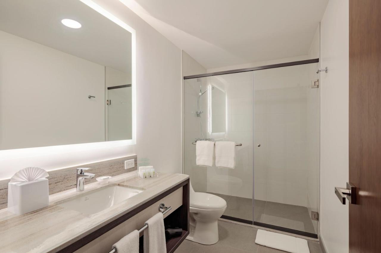 Holiday Inn - Quito Airport By Ihg Tababela Exterior foto A bathroom in a hotel