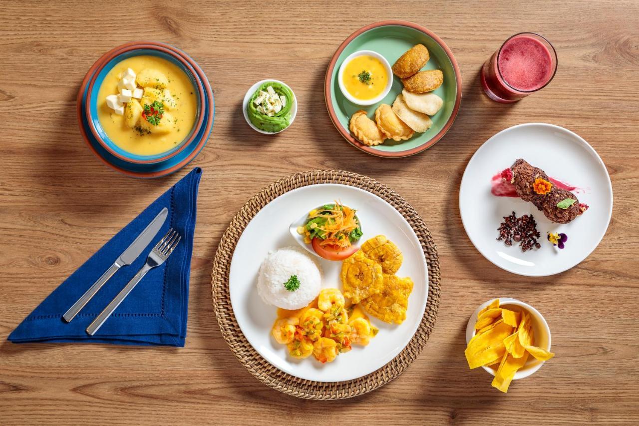 Holiday Inn - Quito Airport By Ihg Tababela Exterior foto A selection of dishes from the menu of the restaurant
