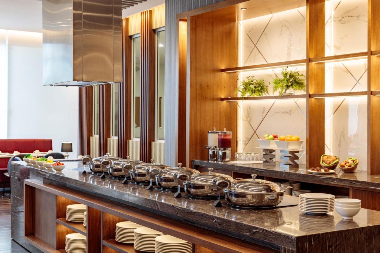 Holiday Inn - Quito Airport By Ihg Tababela Exterior foto A buffet at a hotel
