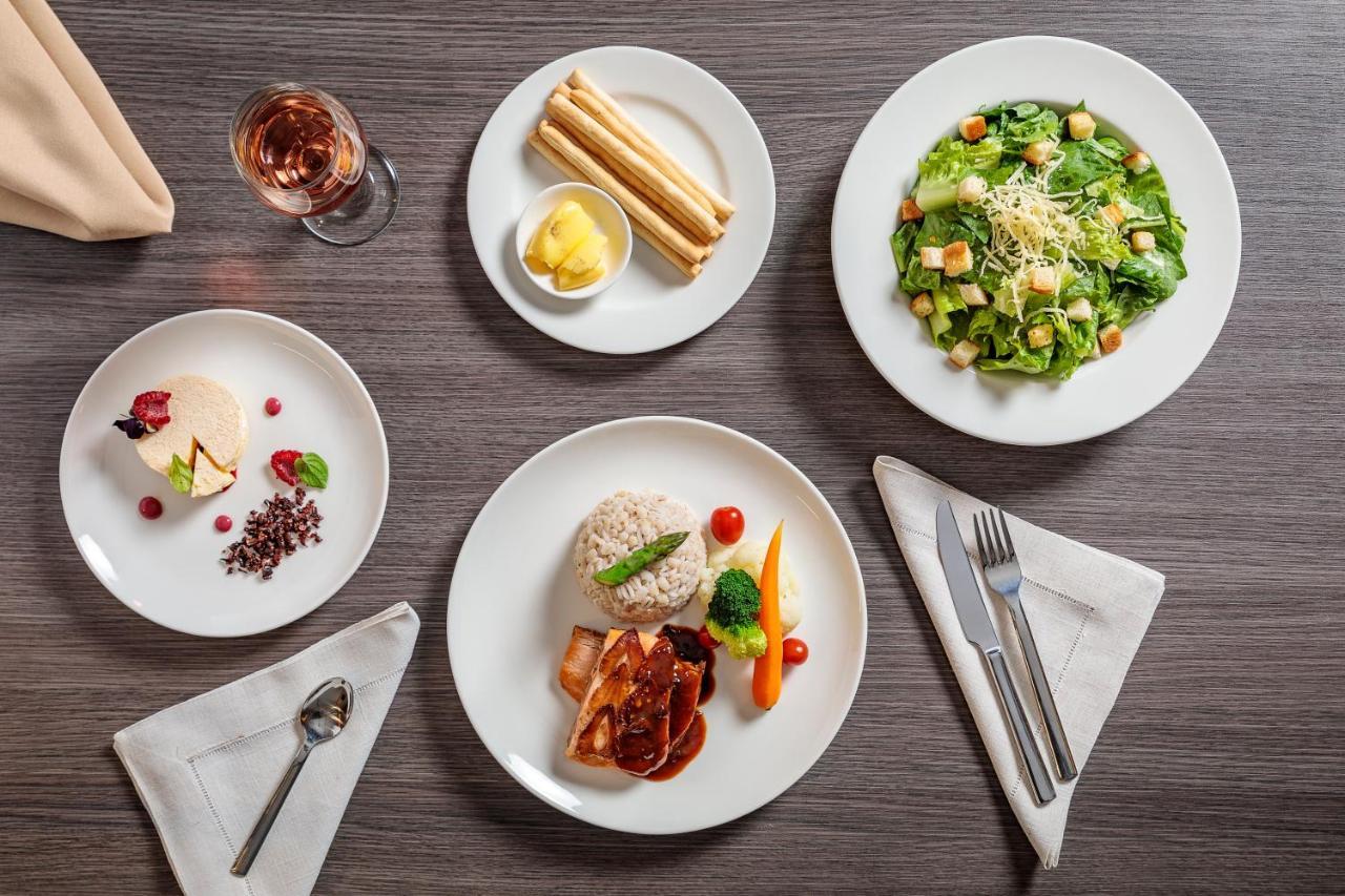 Holiday Inn - Quito Airport By Ihg Tababela Exterior foto A selection of dishes from the restaurant